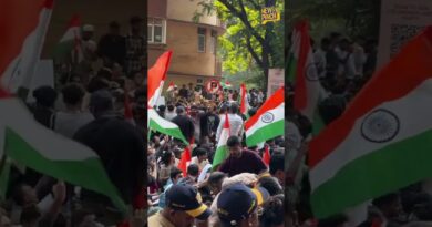 Mumbai: CEC Gyanesh Kumar के इस्तीफे की मांग को लेकर CJP Protest में लोग तिरंगा लेकर पहुंचे हैं