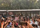 Police का भयंकर एक्शन, चुन-चुन कर बसों में भरा, Protestors भी Gyanesh Kumar, SIR पर अड़े!