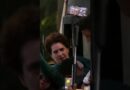 Priyanka Gandhi भी Delhi Police की हिरासत में, संविधान की किताब लहराते हुए पुलिस बस में बैठीं