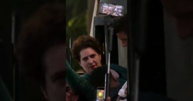 Priyanka Gandhi भी Delhi Police की हिरासत में, संविधान की किताब लहराते हुए पुलिस बस में बैठीं