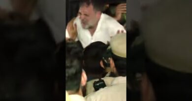 Rahul Gandhi हिरासत में लिए जाने के बाद Delhi Police की बस से बाहर निकलते दिखे #rahulgandhi